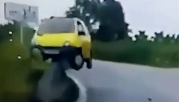 ببینید / عجیب‌ترین تصادف تاریخ / جایگیری دقیق روی مانع بتنی کنار اتوبان! + فیلم