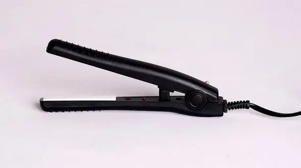 روش حالت دادن مو با اتوی مو/در خانه آرایشگر خود باشید