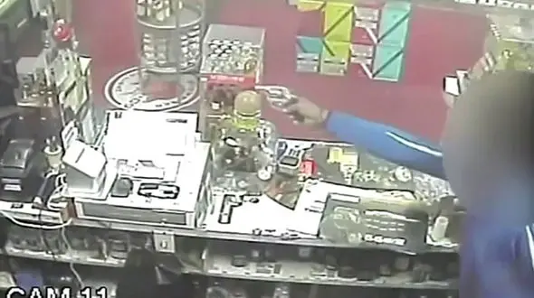 لحظه تیراندازی به دزد 22 ساله در سوپرمارکت +فیلم