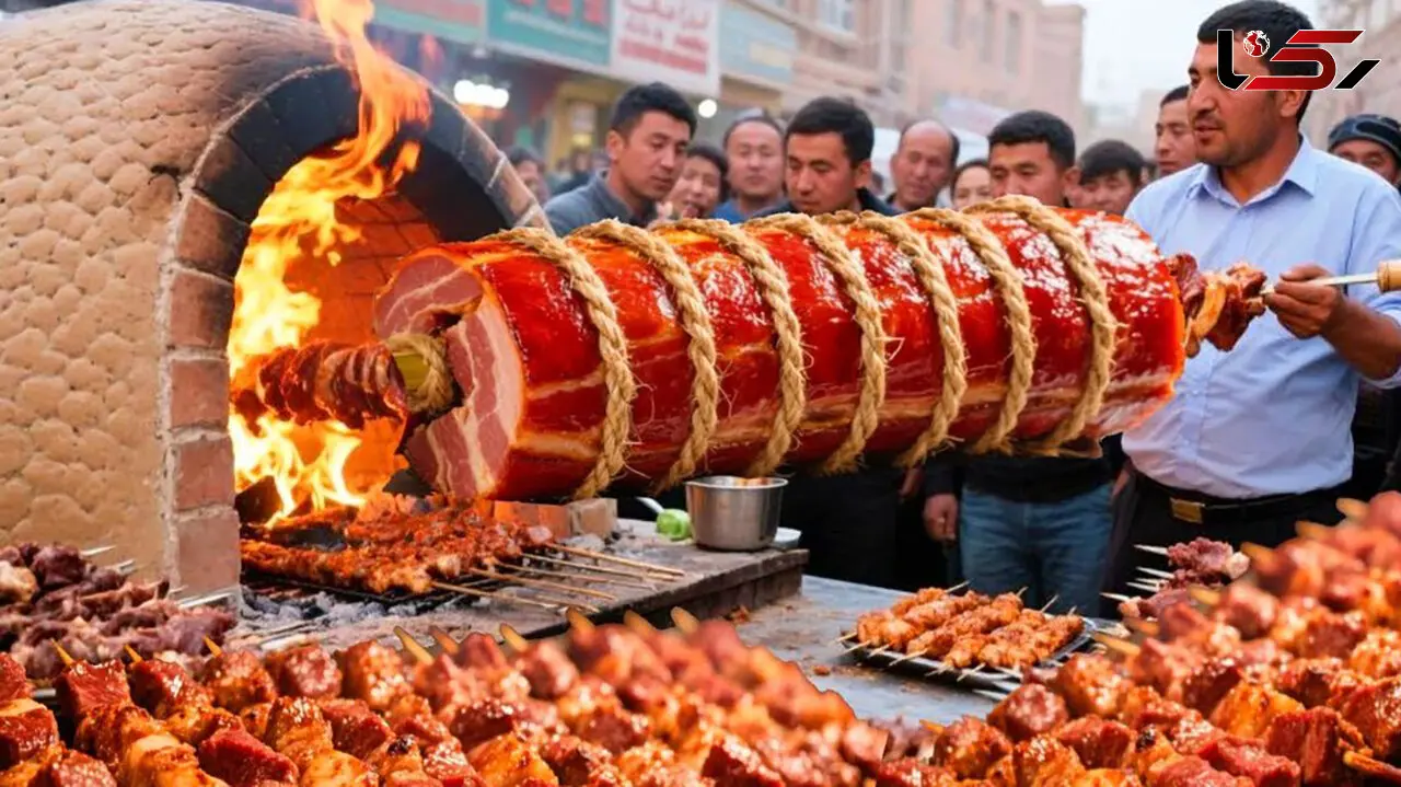 چین و غذای خیابانی باورنکردنی؛ کباب بره سنگین وزن روی سیخ‌ های عظیم!