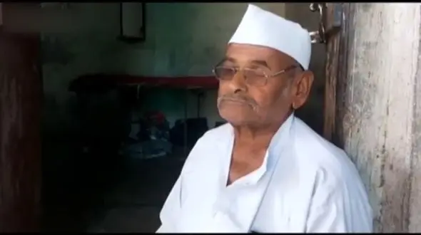 روش بی نظیر پیرمرد ۸۰ ساله برای درد معده! + فیلم و عکس