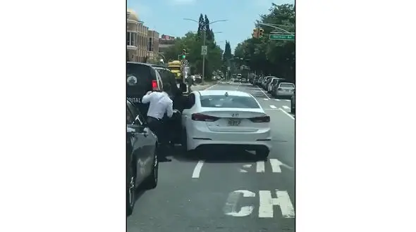 فیلم لحظه هولناک له کردن یک زورگیر توسط راننده خودوروی لوکس در وسط خیابان!