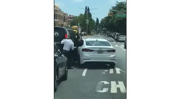 فیلم لحظه هولناک له کردن یک زورگیر توسط راننده خودوروی لوکس در وسط خیابان!