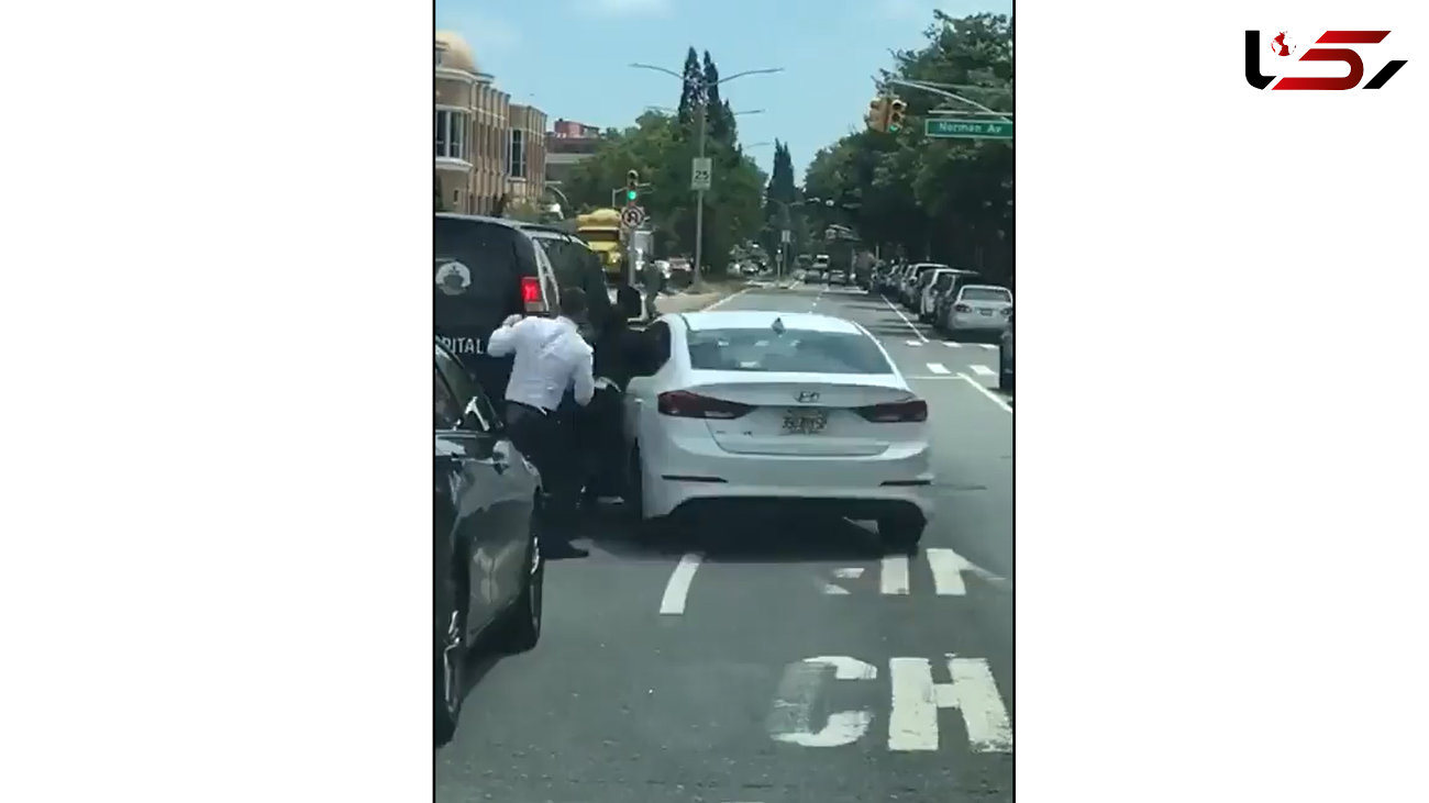 فیلم لحظه هولناک له کردن یک زورگیر توسط راننده خودوروی لوکس در وسط خیابان!
