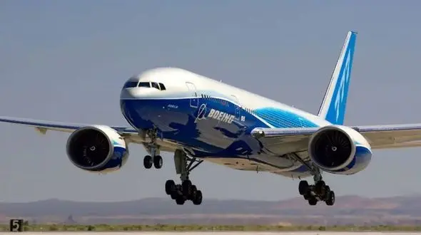 فرود تاریخی در آسمان ایران / بوئینگ 777 برای اولین‌بار در مشهد به زمین نشست! + فیلم