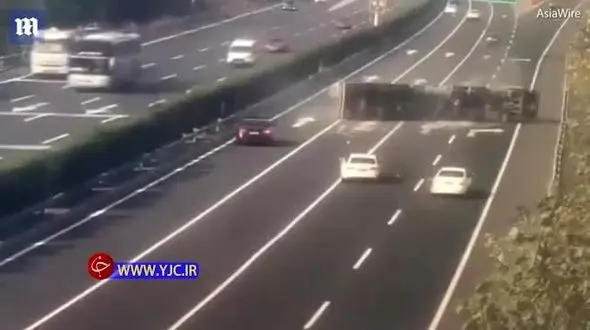 صحنه‌ای وحشتناک از واژگونی کامیون حمل سوخت + فیلم