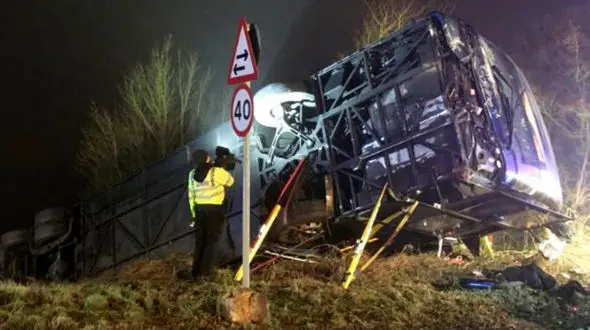 واژگونی اتوبوس در مه غلیظ اتوبان+فیلم وعکس