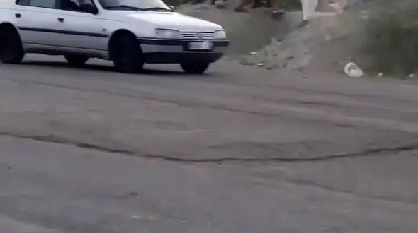 ببینید / تصادف هولناک در پیست چابهار / برخورد ماشین با تماشاچی و فرار راننده!
