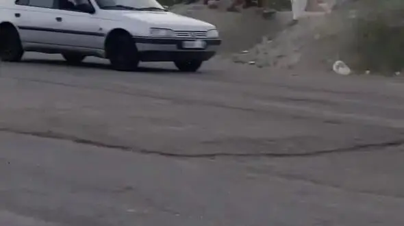 ببینید / تصادف هولناک در پیست چابهار / برخورد ماشین با تماشاچی و فرار راننده!