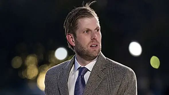 یک زن روی صورت پسر ترامپ آب دهان انداخت
