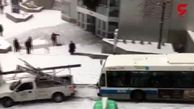 اتوبوس در خیابان برفی لیز خورد و خودروها را سر چهاراه به هم دوخت +فیلم حادثه