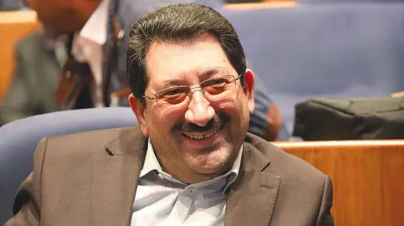 پشت محمد اتابک، وزیر صمت به کجا گرم است؟
