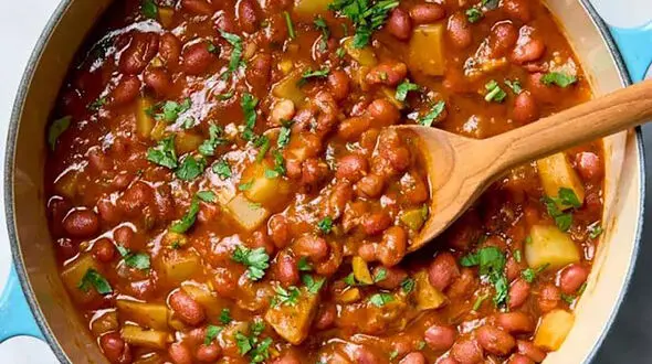طرز تهیه خوراک لوبیا چیتی با سیب‌ زمینی؛ یک شام خانگی دلچسب