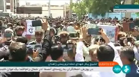 تشییع پیکر شهدای حمله تروریستی به کلانتری 16 زاهدان+ فیلم و عکس