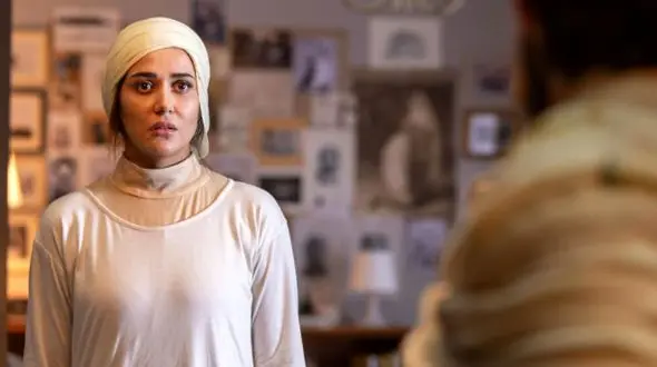 فیلم / ریختن آب روی سر پریناز ایزدیار برای دورکردن شیطان به جای خواندن نماز و قرآن  ! / ببینید