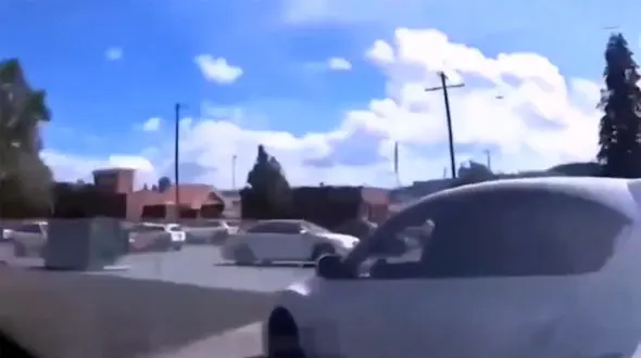 ببینید / لحظه تصادف وحشتناک 2 خودرو از زاویه دوربین داخل کابین + فیلم
