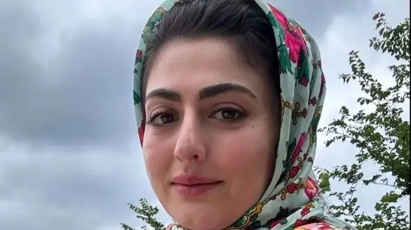 عکس| سفر زمان؛ چهرۀ «انیس» (سریال سوجان) در جلسۀ دفاع از پایان نامه اش