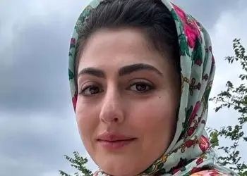 عکس| سفر زمان؛ چهرۀ «انیس» (سریال سوجان) در جلسۀ دفاع از پایان نامه اش