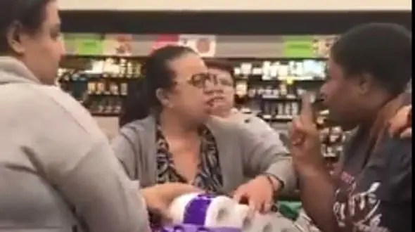 درگیری 3 زن بر سر دستمال توالت ! + فیلم / وحشت از کرونا در استرالیا