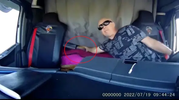  راننده شکمو کار دست خودش داد  + فیلم واژگونی عجیب کامیون در جاده بدون ماشین