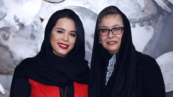 عاشقانه های مادر دختری متفاوت ملیکا شریفی نیا و آزیتا حاجیان در سریال نجلا با استایلی خاص