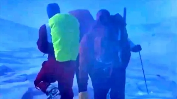 فیلم نجات معجزه‌آسا در کولاک مرگبار / کوهنوردان گرفتار در ارتفاعات آذربایجان غربی زنده ماندند!