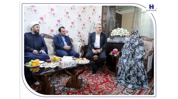 دیدار مدیرعامل بانک صادرات ایران با مادر و خانواده «شهید محمدنبی محمدی»