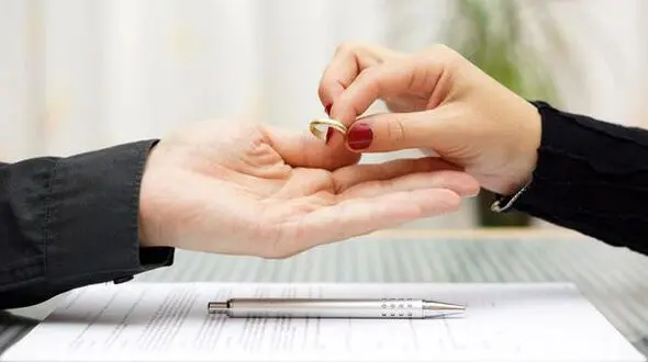 گریه و زاری مردجوان برای پس گرفتن درخواست طلاق !