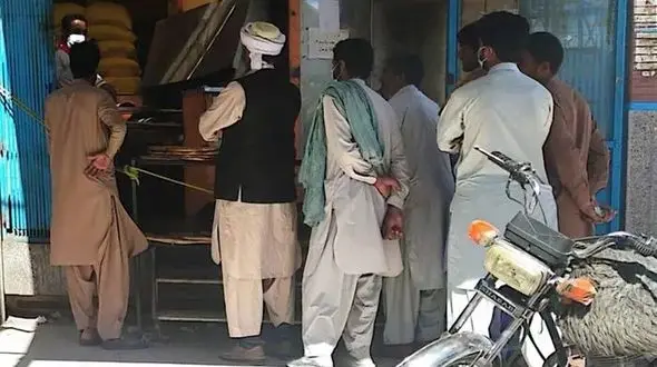 خرید و فروش نان مردم توسط افغانستانی ها | خشم ایرانی ها فوران کرد!