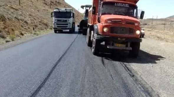 عملیات بهسازی و روکش آسفالت کاشان-برزک اجرایی شد.