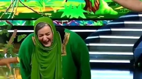 خاطره خنده دار نعیمه نظام دوست: یه سریال دیده بودم اونو تعریف میکردم معلمه دید گفت اون شاگرد بی‌تربیت کیه گفتم نعیمه نظام دوست گفت از کلاس برو بیرون یا تو میری یا من ...+ویدئو