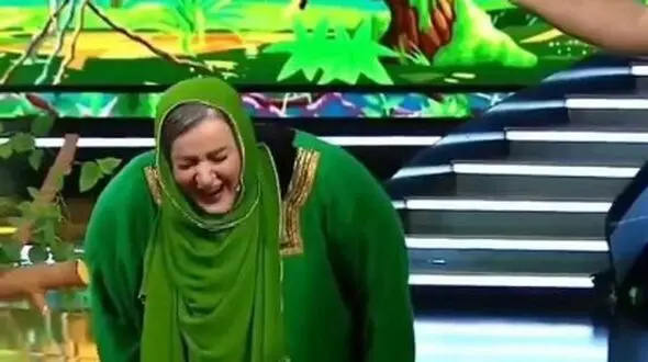 خاطره خنده دار نعیمه نظام دوست: یه سریال دیده بودم اونو تعریف میکردم معلمه دید گفت اون شاگرد بی‌تربیت کیه گفتم نعیمه نظام دوست گفت از کلاس برو بیرون یا تو میری یا من ...+ویدئو