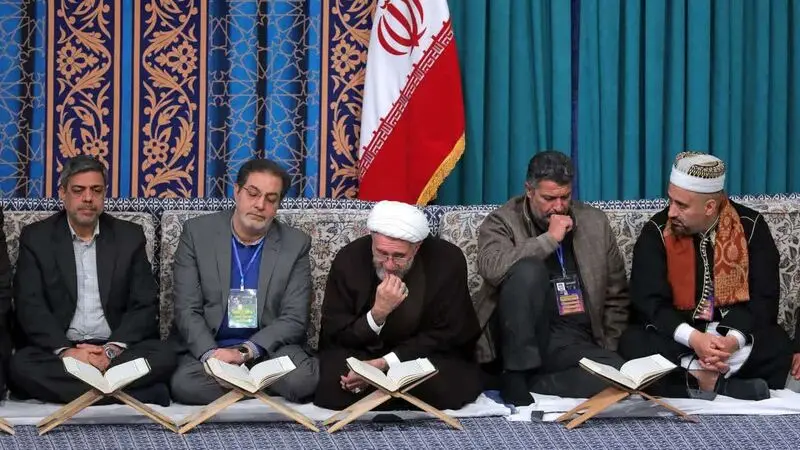 رهبر معظم انقلاب اسلامی امروز( یکشنبه ) در دیدار اساتید، قاریان، و حافظان برتر شرکت‌کننده در چهل و یکمین دوره مسابقات بین‌المللی قرآن