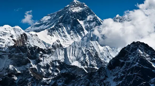 ببینید / لحظه پرالتهاب سقوط یک کوهنورد در اورست؛ شروع عملیات نجات در کسری از ثانیه