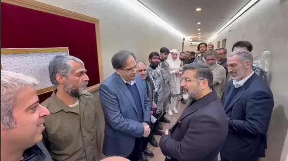 گپ‌ و گفت صمیمانه وزیر فرهنگ با عوامل نمایش «تروما» در تئاتر فجر / فیلم