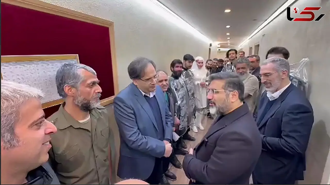 گپ‌ و گفت صمیمانه وزیر فرهنگ با عوامل نمایش «تروما» در تئاتر فجر / فیلم