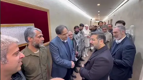 گپ‌ و گفت صمیمانه وزیر فرهنگ با عوامل نمایش «تروما» در تئاتر فجر / فیلم