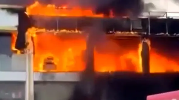 فیلم / آتش سوزی هولناک در مجتمع تجاری اطلس قشم