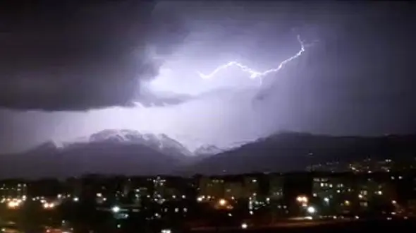 فیلم زیبا از رعد و برق در تهران 