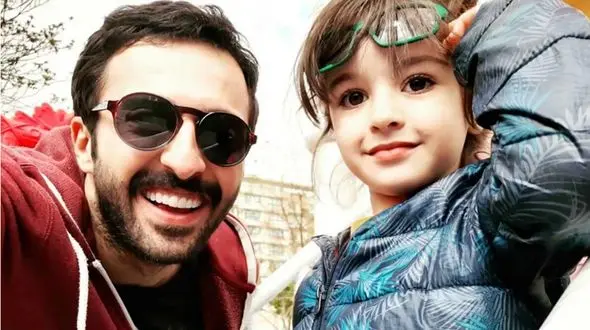 یادی کنیم از آخرین حضور زنده یاد حسام محمودی، بازیگر گرگ و میش و دختر شیرینش در برنامه خندوانه + ویدئو