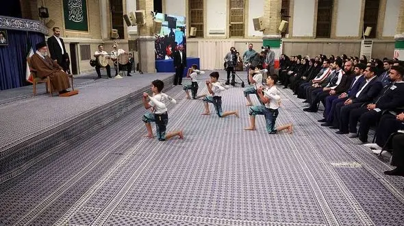 رهبر انقلاب: اصلاً شما چه کاره هستی؟! / یاوه‌گویی‌های سخیف رئیس جمهور آمریکا، تلاش برای روحیه دادن به صهیونیست‌های مأیوس