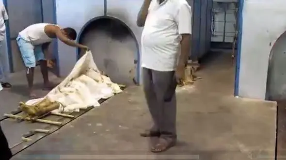 هندی‌ها چگونه مردگانشان را می‌سوزانند؟ + فیلم و عکس 16+