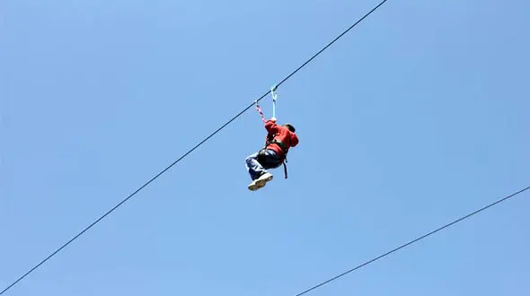 سقوط دردناک دو جوان از زیپ لاین + فیلم