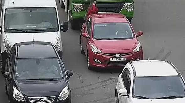  یک زن زیر کامیون رفت + فیلم