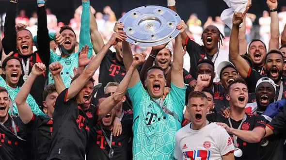 بازیکنی با دو قهرمانی لیگ در یک فصل! + عکس