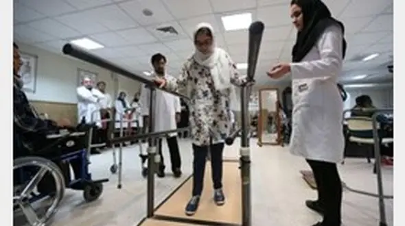 هانیه دختر فداکار کرمانشاهی راه می رود