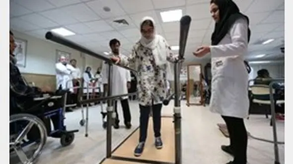 هانیه دختر فداکار کرمانشاهی راه می رود