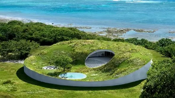 شگفت‌انگیزترین خانه ویلایی با معماری خاص و متفاوت در دل جنگل و در چندقدمی دریا + عکس