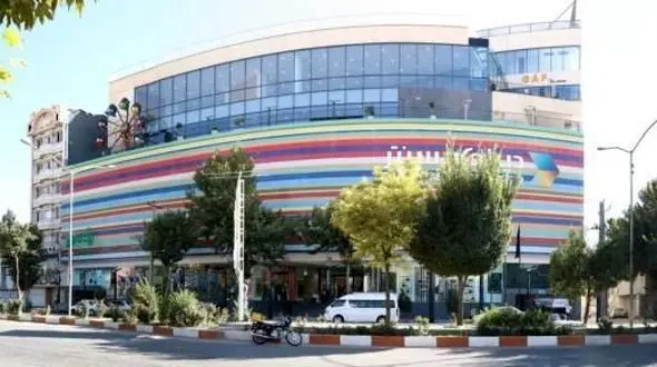 ۲ واحد صنفی مجتمع تجاری دیپلمات سنتر بروجرد به علت بی‌حجابی فروشندگان پلمب شد