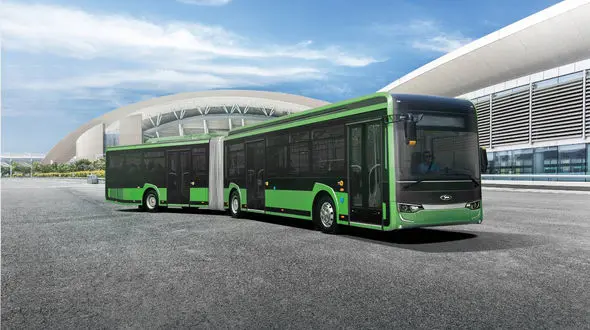 اتوبوس های غول پیکر در مسیر تهران شلوغ